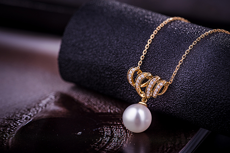 18K Gold Infinity Necklace Pendants with Akoyo Pearl and Diamond