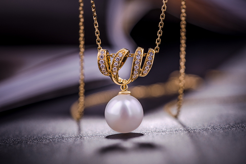 18K Gold Infinity Necklace Pendants with Akoyo Pearl and Diamond