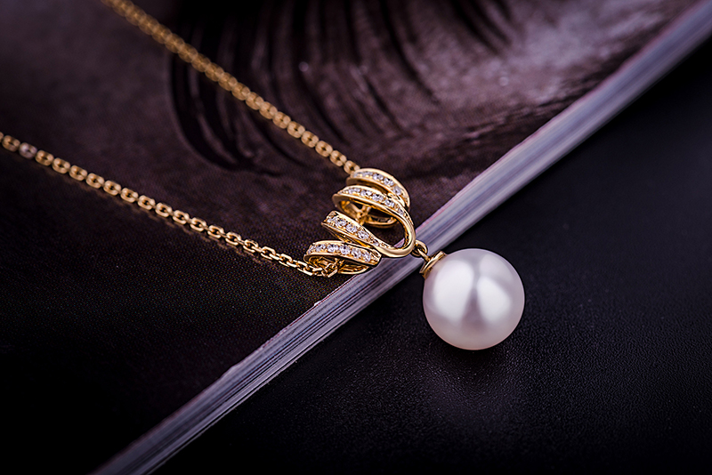 18K Gold Infinity Necklace Pendants with Akoyo Pearl and Diamond