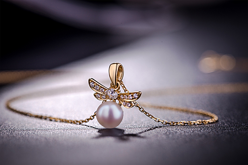 18K Yellow Gold Dragonfly Necklace with Akoyo Pearl and Diamond